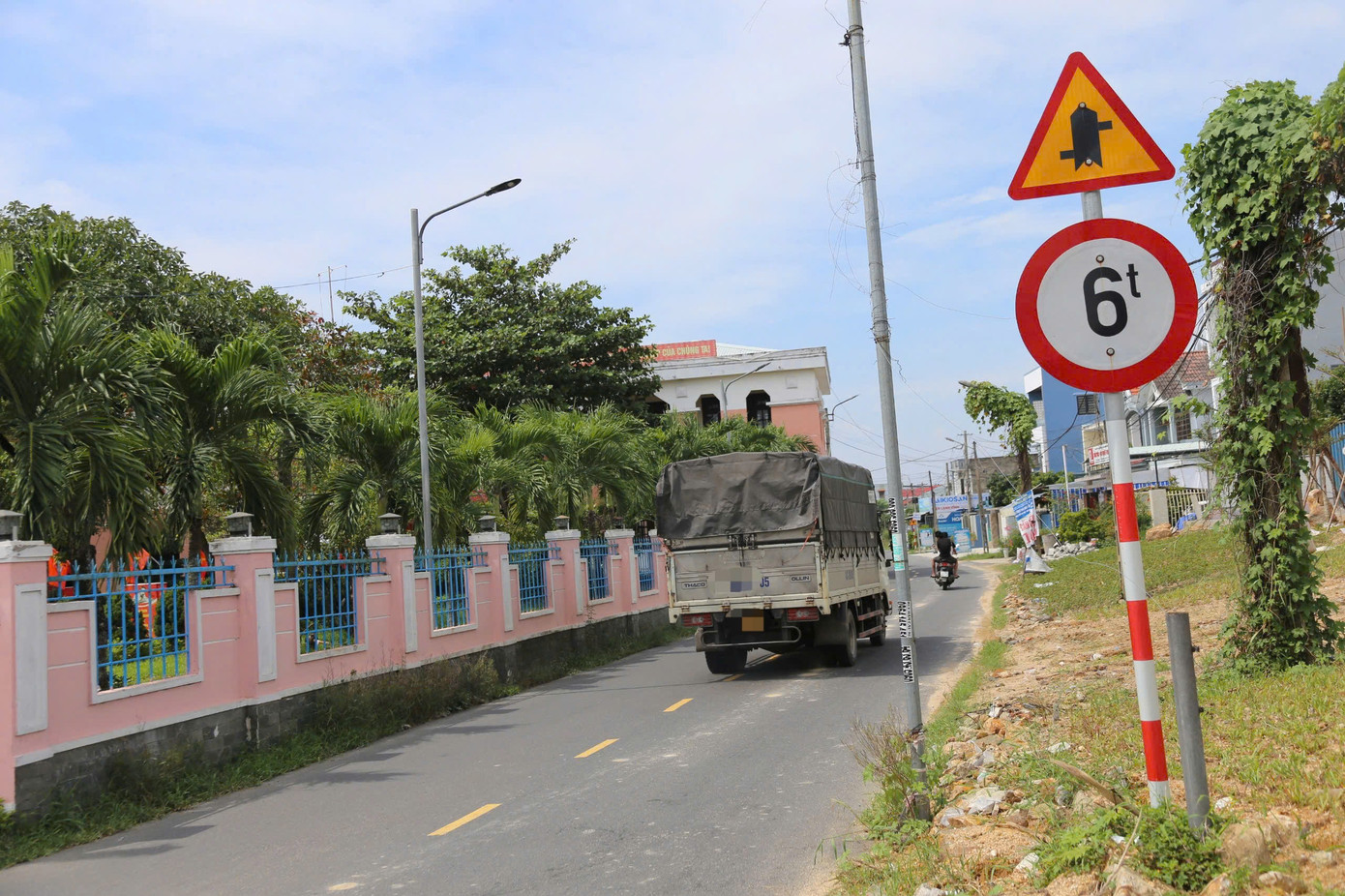 Theo người dân, dù đường cắm biển cấm nhưng xe vẫn cố đi vào nhất là ban đêm. Theo người dân, dù đường cắm biển cấm nhưng xe vẫn cố đi vào nhất là ban đêm.
