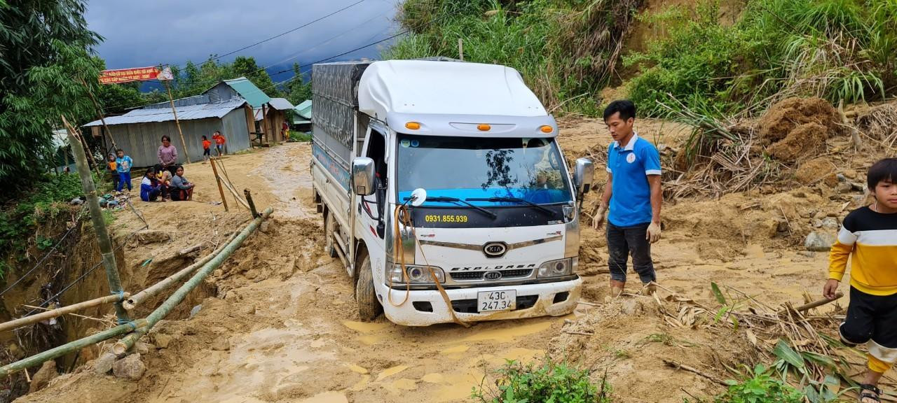 Tuy nhiên, do địa hình xa hiểm trở, việc tiêu thụ cam đặc sản gặp nhiều khó khăn. Ảnh: Những chuyến xe vượt đường xa đưa cam đi tiêu thụ.