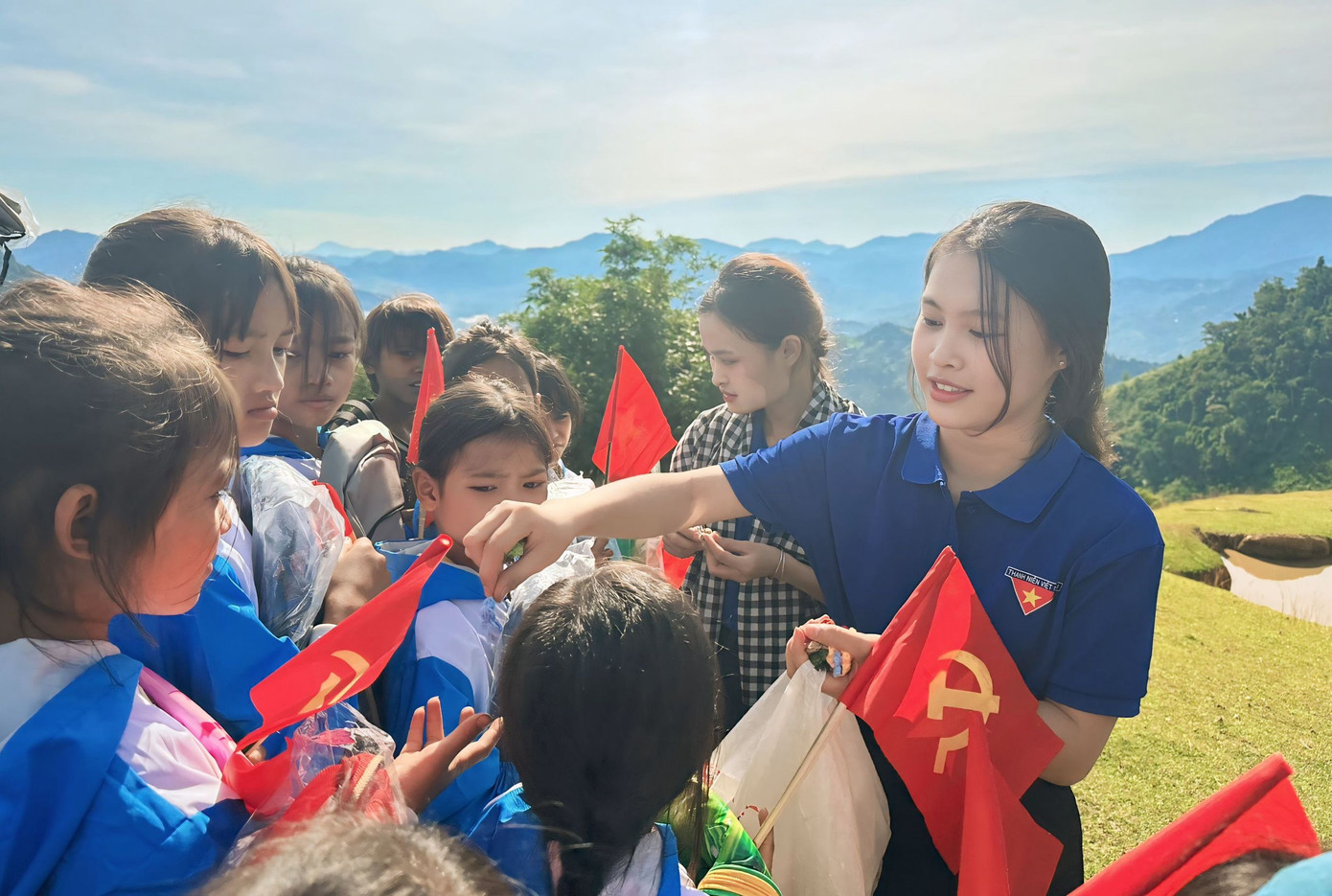 Các bạn trẻ tham gia chương trình “Cùng em đến trường” tại điểm trường Tu Nấc, xã Trà Cang, huyện Nam Trà My. Các bạn trẻ tham gia chương trình “Cùng em đến trường” tại điểm trường Tu Nấc, xã Trà Cang, huyện Nam Trà My.