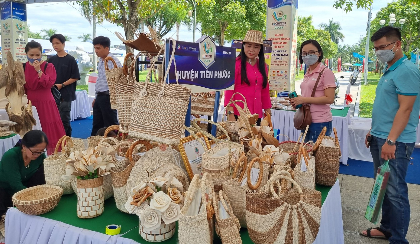 Nhiều mô hình khởi nghiệp bạn trẻ xứ Quảng gắn với khai thác tiềm năng bản địa. Trong ảnh gian hàng sản phẩm từ mo cau của bạn trẻ huyện Tiên Phước tham gia Techfest Quảng Nam 2023 Nhiều mô hình khởi nghiệp bạn trẻ xứ Quảng gắn với khai thác tiềm năng bản địa. Trong ảnh gian hàng sản phẩm từ mo cau của bạn trẻ huyện Tiên Phước tham gia Techfest Quảng Nam 2023
