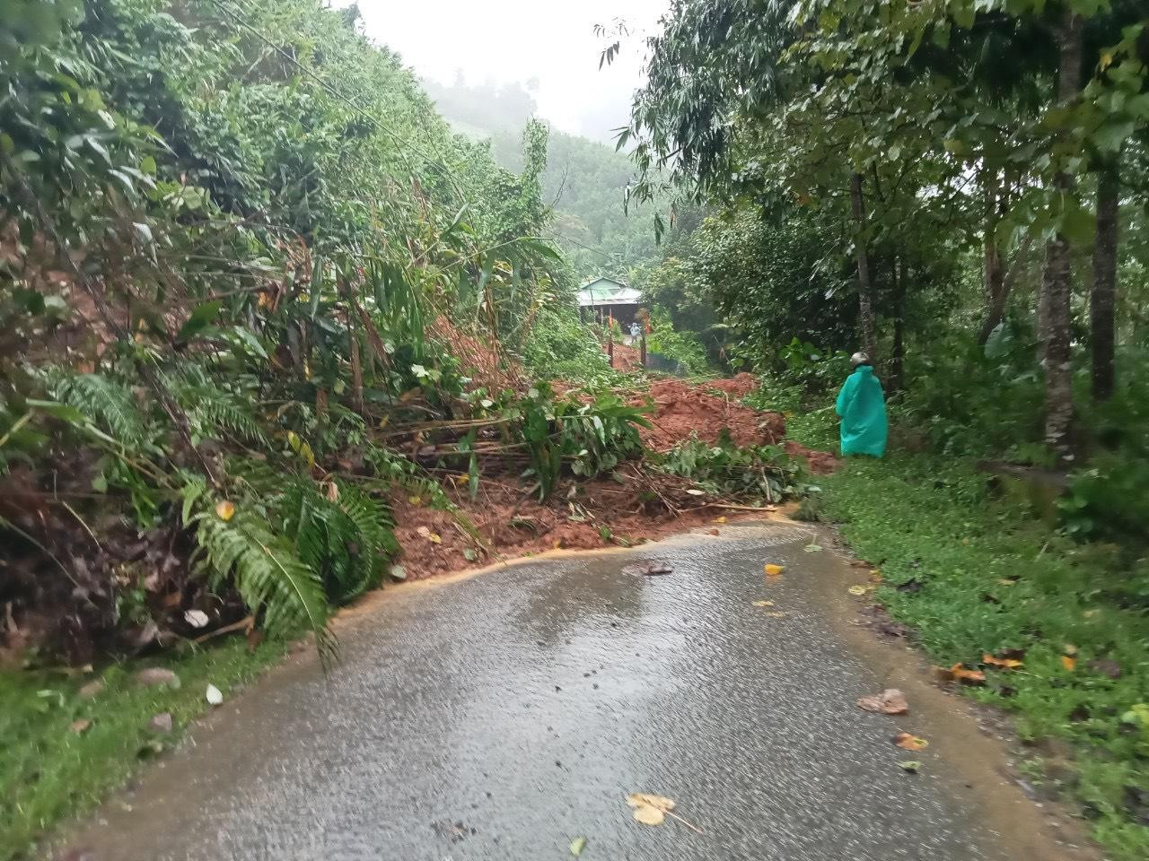 Nhiều tuyến đường ở vùng cao huyện Quảng Nam bị sạt lở.