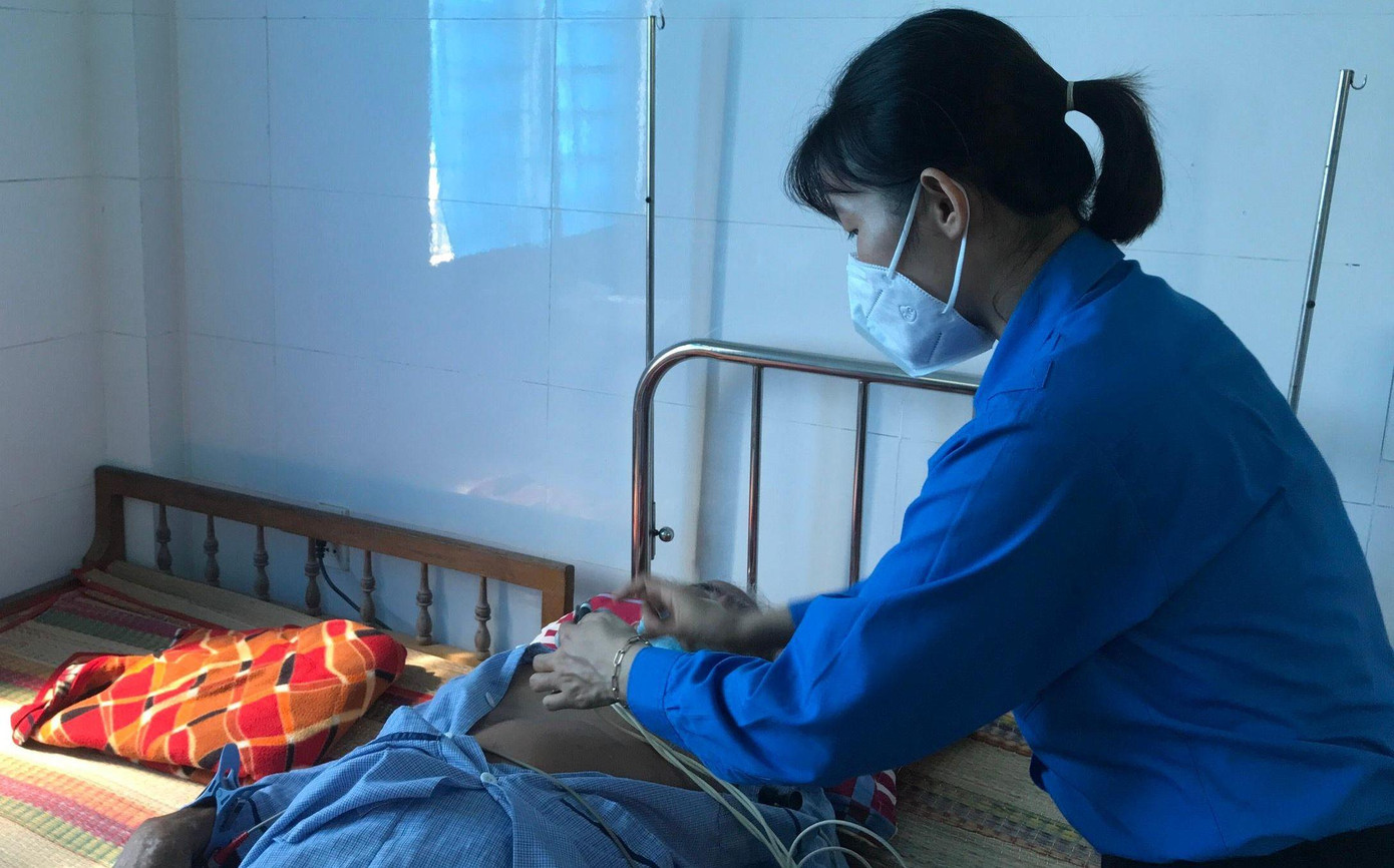 Bác sĩ trẻ kiểm tra chăm sóc sức khỏe cho bà con.