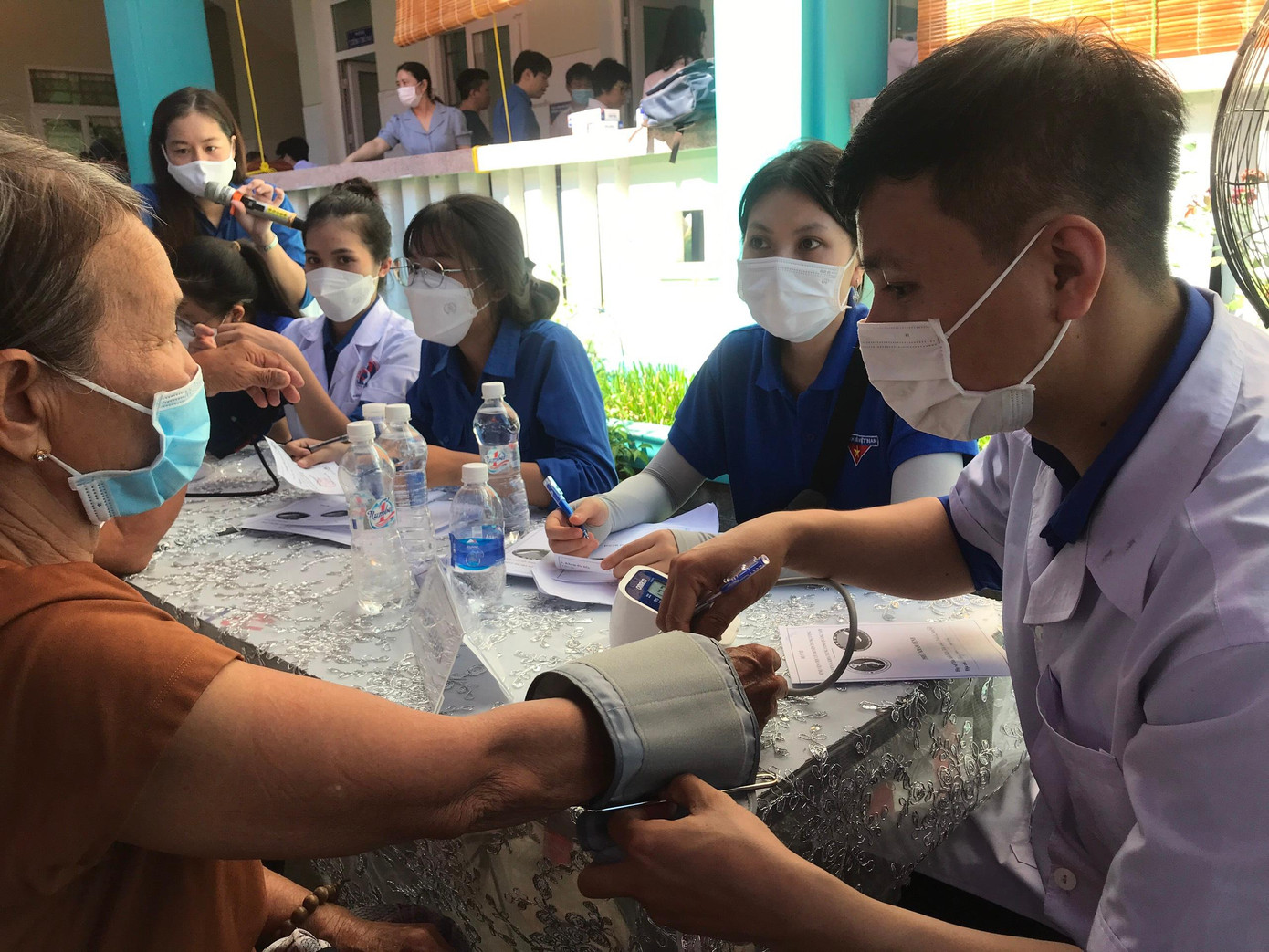 Rất đông người dân đến tham gia.