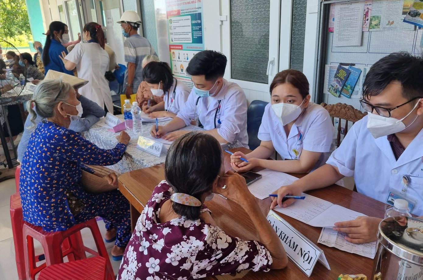 Khám bệnh miễn phí cho người dân xã đảo Tam Hải, huyện Núi Thành, tỉnh Quảng Nam.