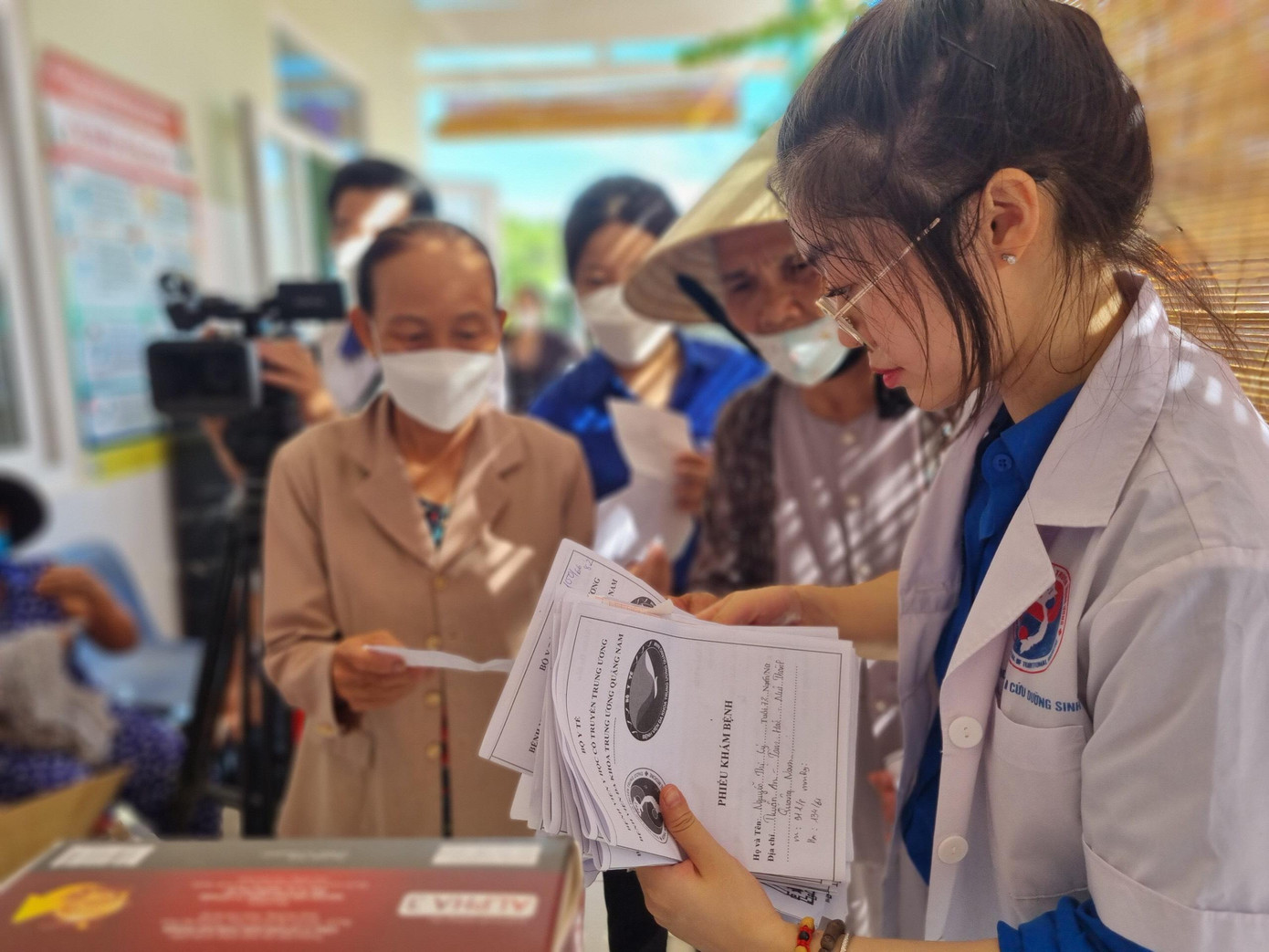 Bạn trẻ tận tình hướng dẫn bà con.