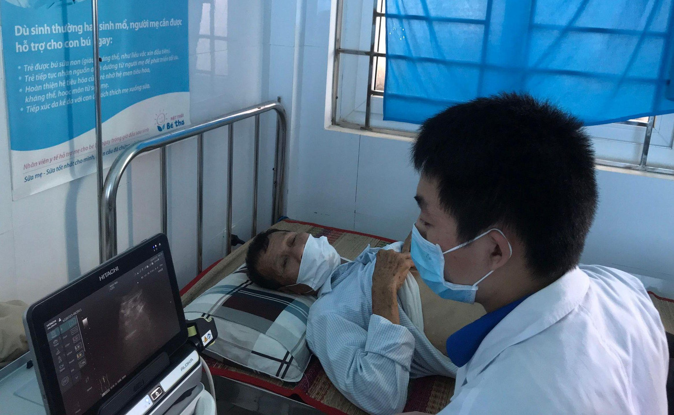 Chăm sóc sức khỏe cho người dân xã đảo.