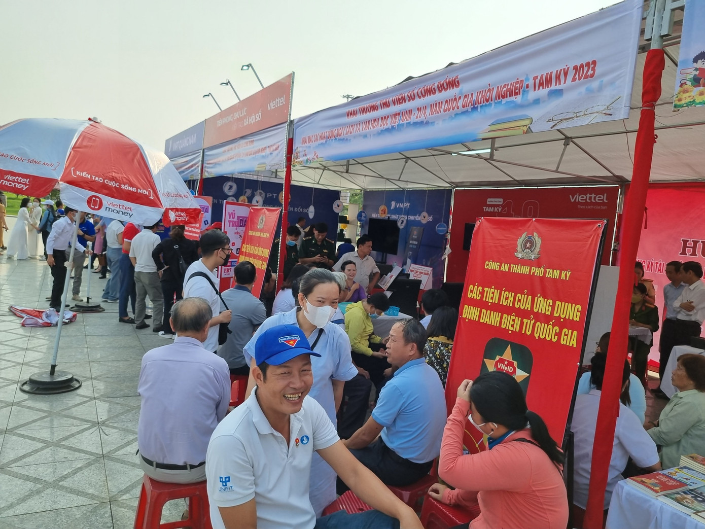 Các hoạt động phong phú tại ngày hội thu hút sự quan tâm của người dân. Các hoạt động phong phú tại ngày hội thu hút sự quan tâm của người dân.