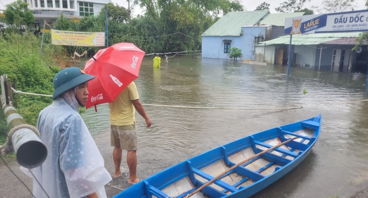 Lực lượng chức năng đưa ghe tới để di dời dân.
