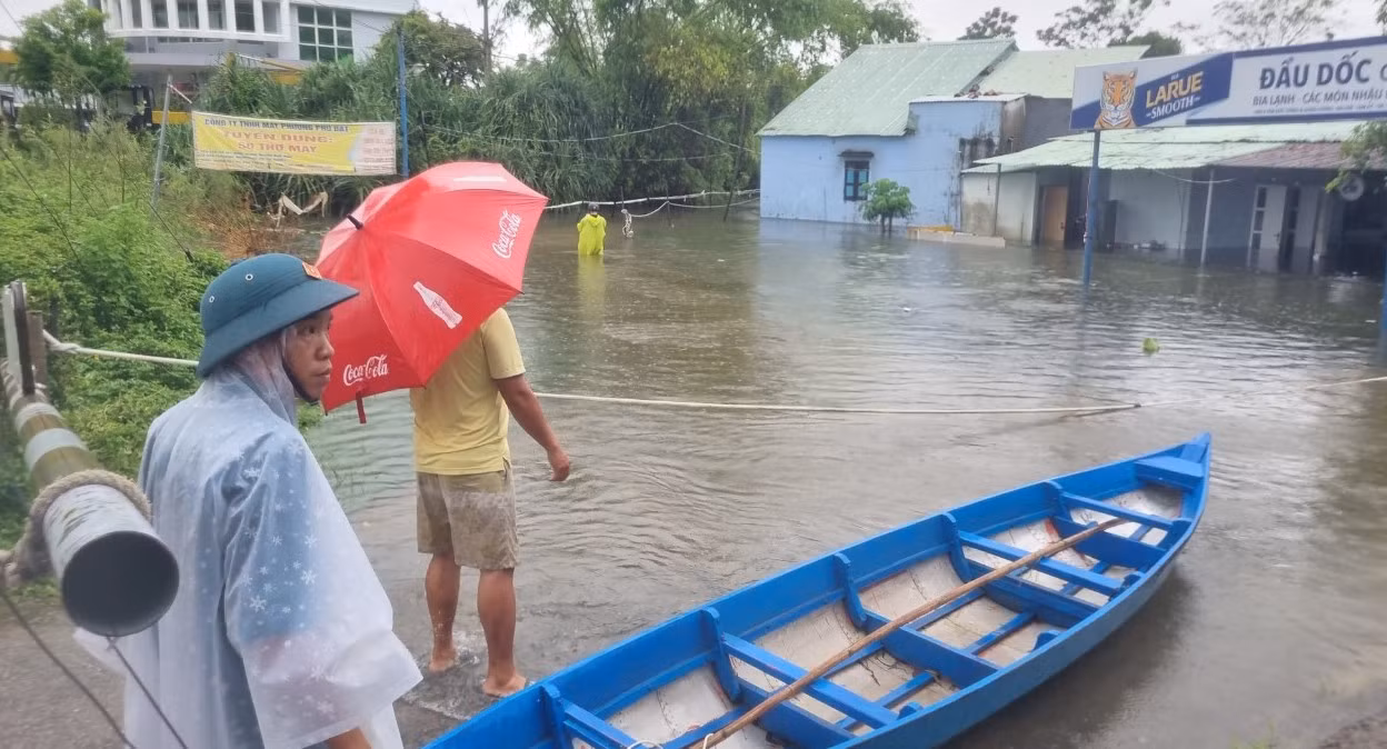 Lực lượng chức năng đưa ghe tới để di dời dân. Lực lượng chức năng đưa ghe tới để di dời dân.