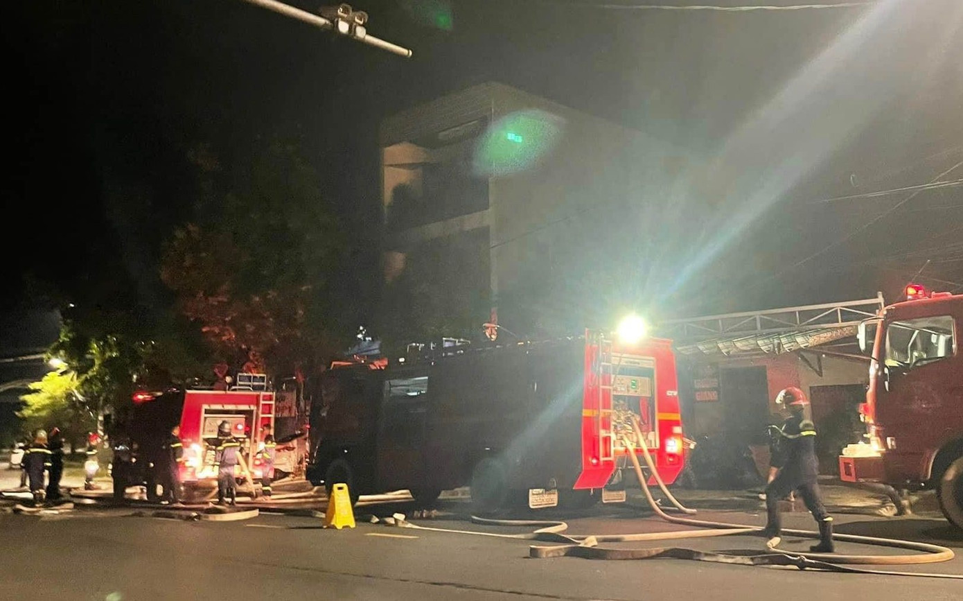 Lực lượng chức năng đến hiện trường dập tắt đám cháy. Lực lượng chức năng đến hiện trường dập tắt đám cháy.