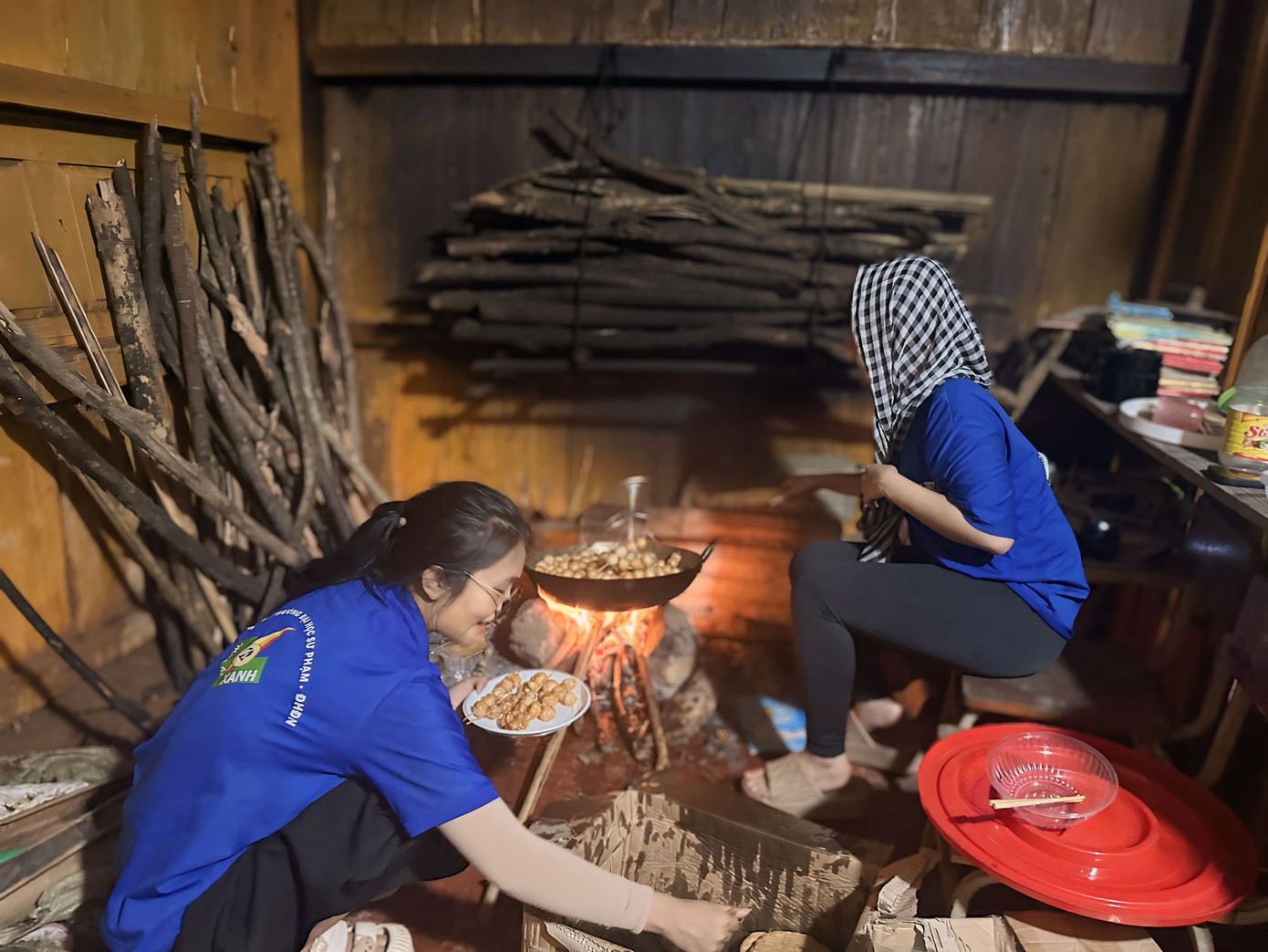 Bạn trẻ vào bếp nấu bữa ăn nhân ái đãi bà con và các em nhỏ. Bạn trẻ vào bếp nấu bữa ăn nhân ái đãi bà con và các em nhỏ.
