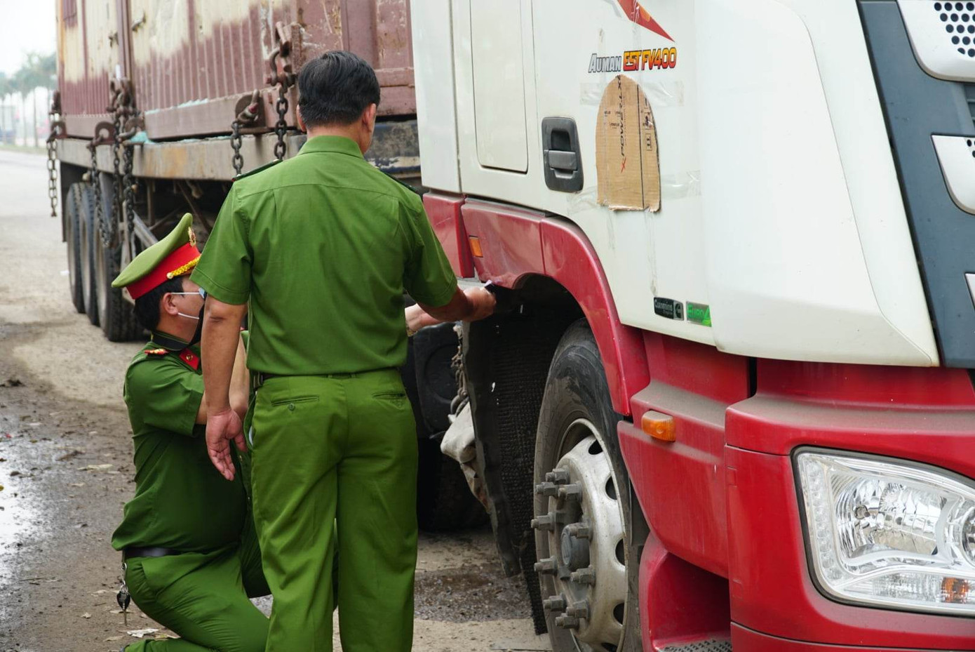 Công an khám nghiệm khu vực xe nơi có va chạm, có dính vết máu.