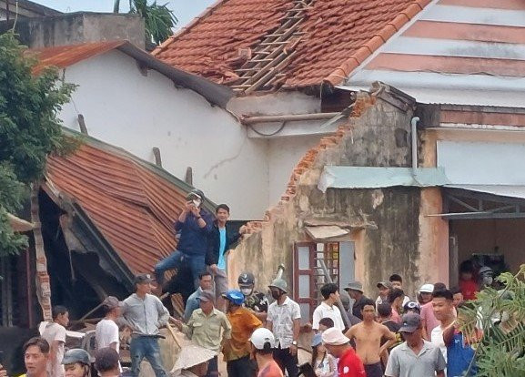 Sự cố máy bay Su-22 rơi khiến một số nhà dân, rau màu hư hỏng,