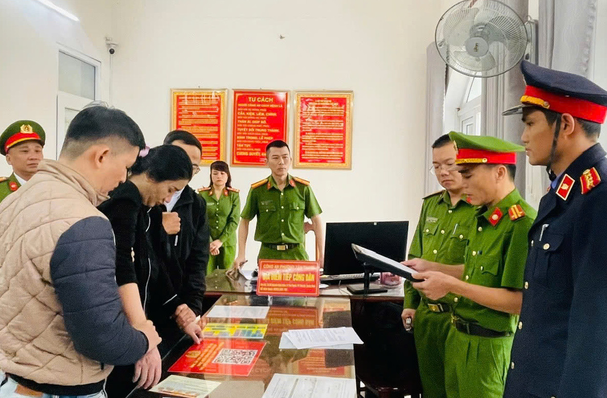 Công an đọc lệnh bắt tạm giam đối với Nguyễn Thị Quế Chi. Ảnh CAQN