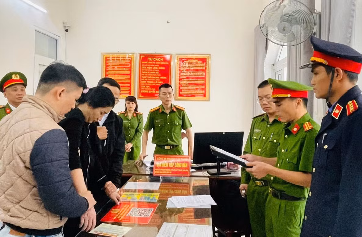 Công an đọc lệnh bắt tạm giam đối với Nguyễn Thị Quế Chi. Ảnh CAQN Công an đọc lệnh bắt tạm giam đối với Nguyễn Thị Quế Chi. Ảnh CAQN