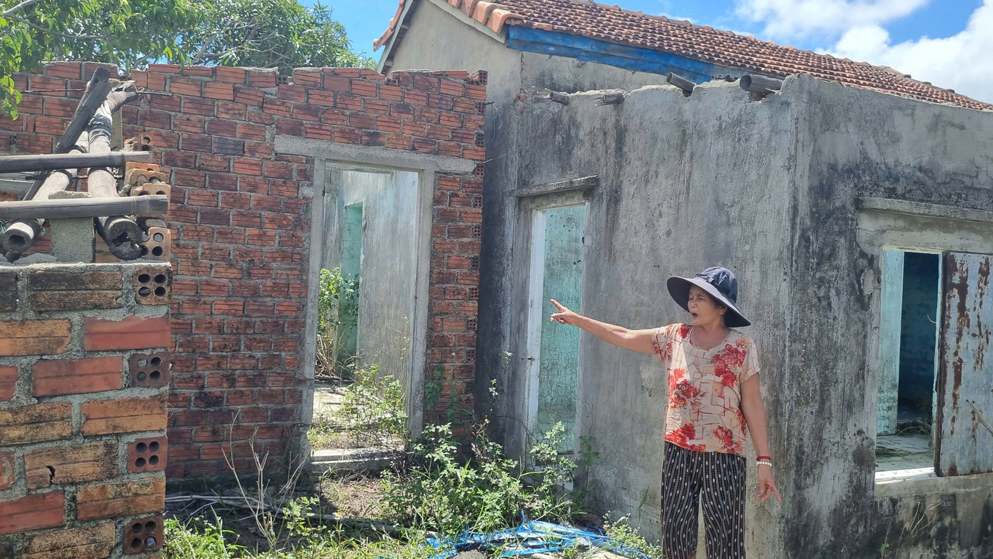 Nhà của bà Nguyễn Thị Vân cũng bị sóng đánh hư hại, phải dời vào ở nhà con trai cách đó vài chục mét Nhà của bà Nguyễn Thị Vân cũng bị sóng đánh hư hại, phải dời vào ở nhà con trai cách đó vài chục mét