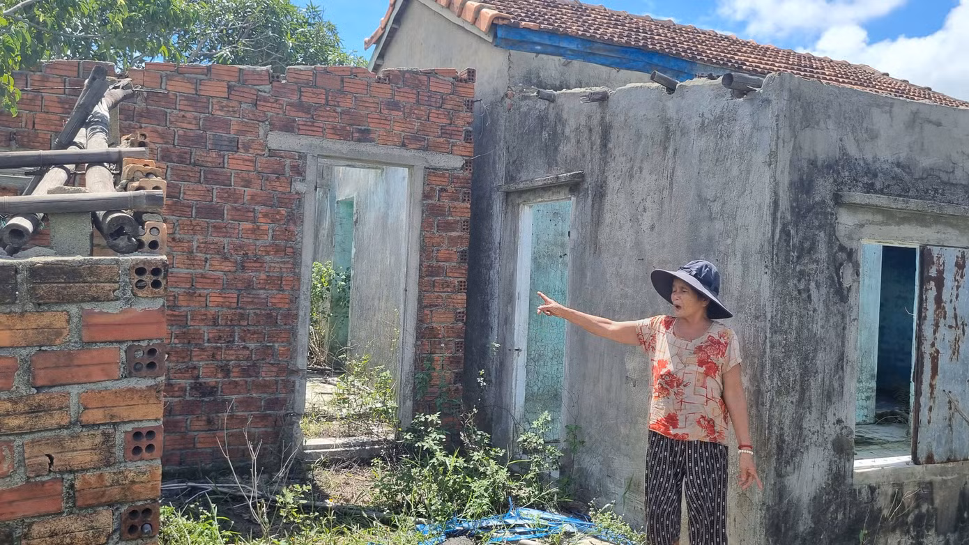 Nhà của bà Nguyễn Thị Vân cũng bị sóng đánh hư hại, phải dời vào ở nhà con trai cách đó vài chục mét