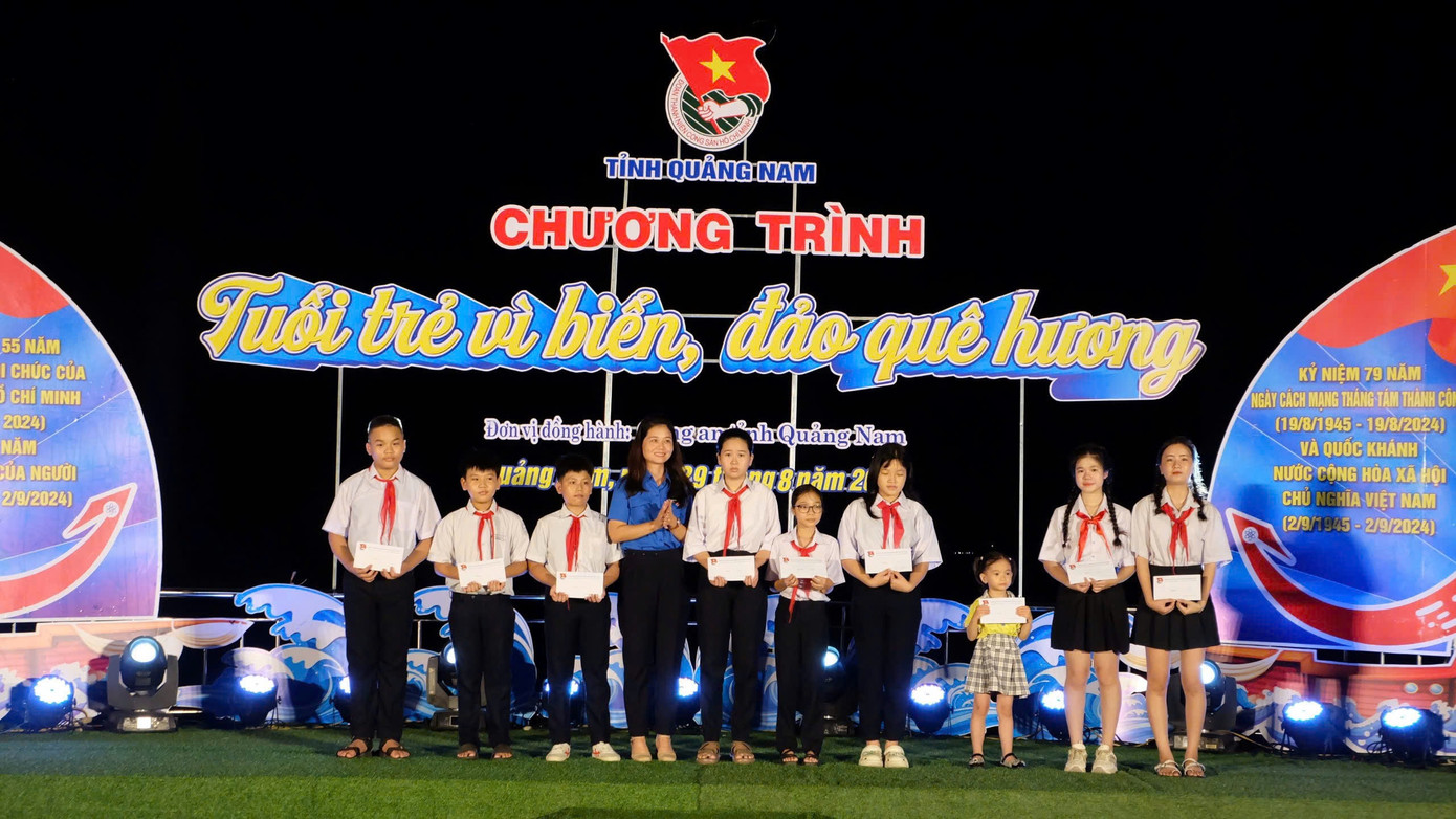 Chương trình Tuổi trẻ vì biển đảo quê hương trao tặng nhiều phần quà ý nghĩa cho người dân xã đảo. Chương trình Tuổi trẻ vì biển đảo quê hương trao tặng nhiều phần quà ý nghĩa cho người dân xã đảo.