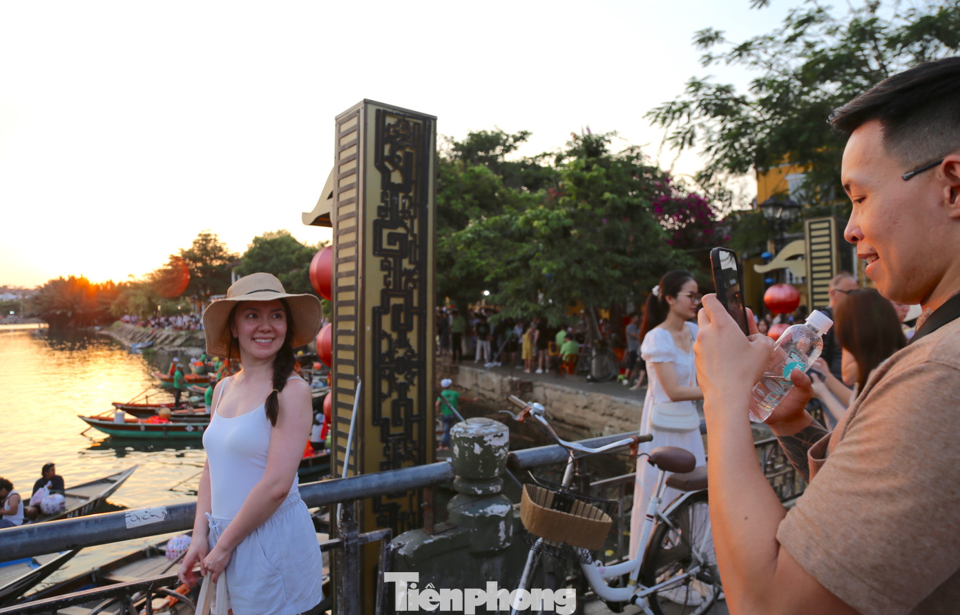 Check-in cùng khoảnh khắc hoàng hôn rực rỡ. Ảnh: Hoài Văn.