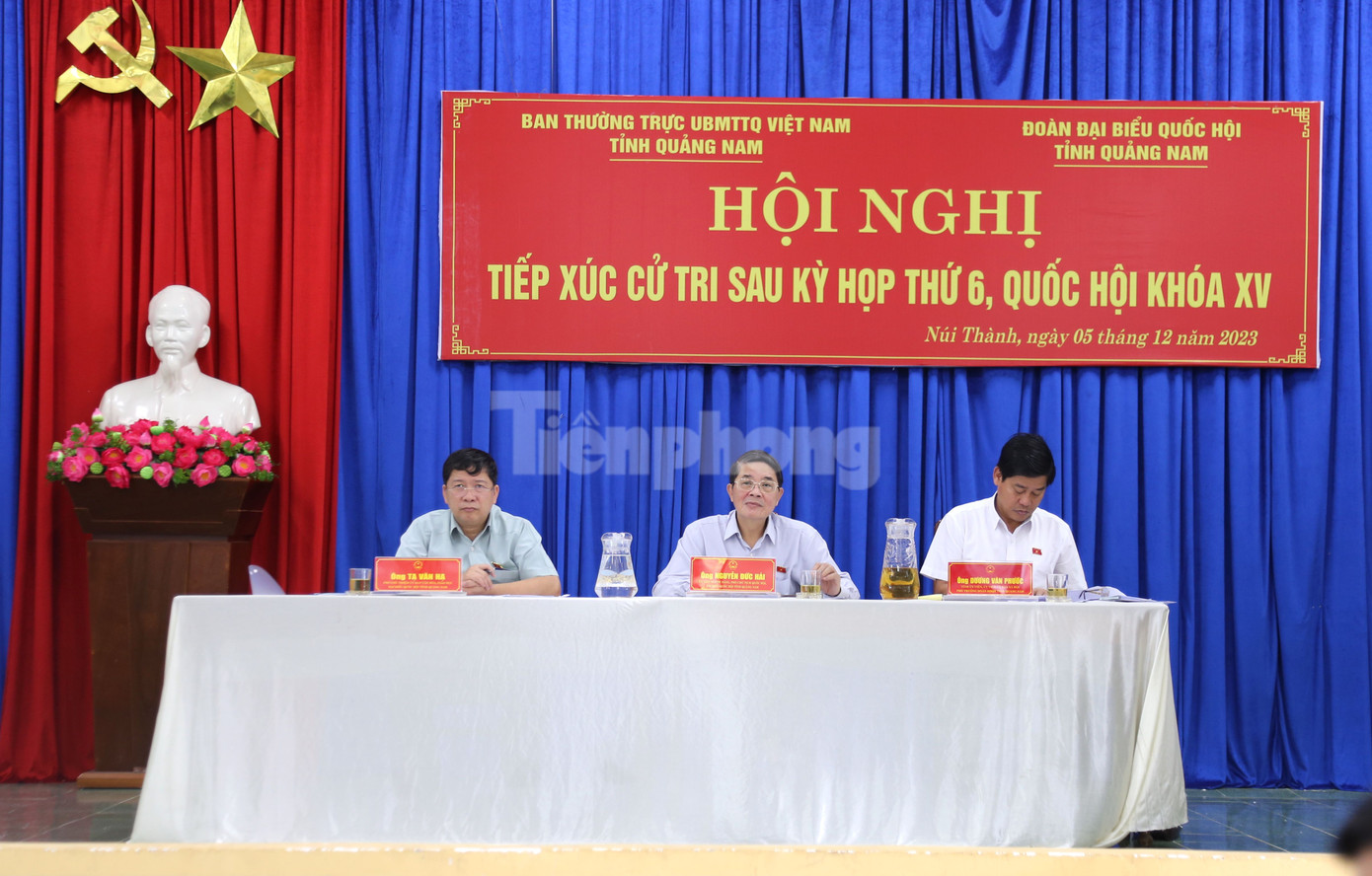 Phó Chủ tịch Quốc hội và Đoàn ĐBQH tỉnh Quảng Nam tiếp xúc cử tri sau kỳ họp thứ 6, Quốc hội khóa XV. Ảnh: Hoài Văn.