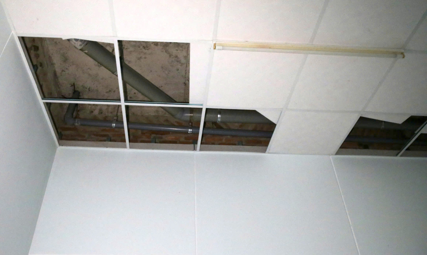 Ghi nhận của PV, khuôn viên phòng khám cỏ dại vây kín. Nhiều hạng mục của công trình đã xuống cấp, hư hỏng nặng.