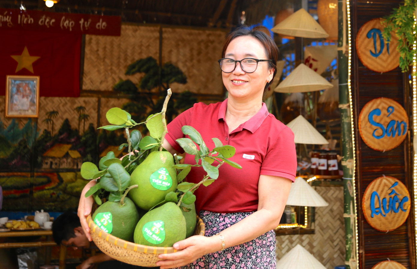 Đặc sản trái cây được bày bán tại ngày hội