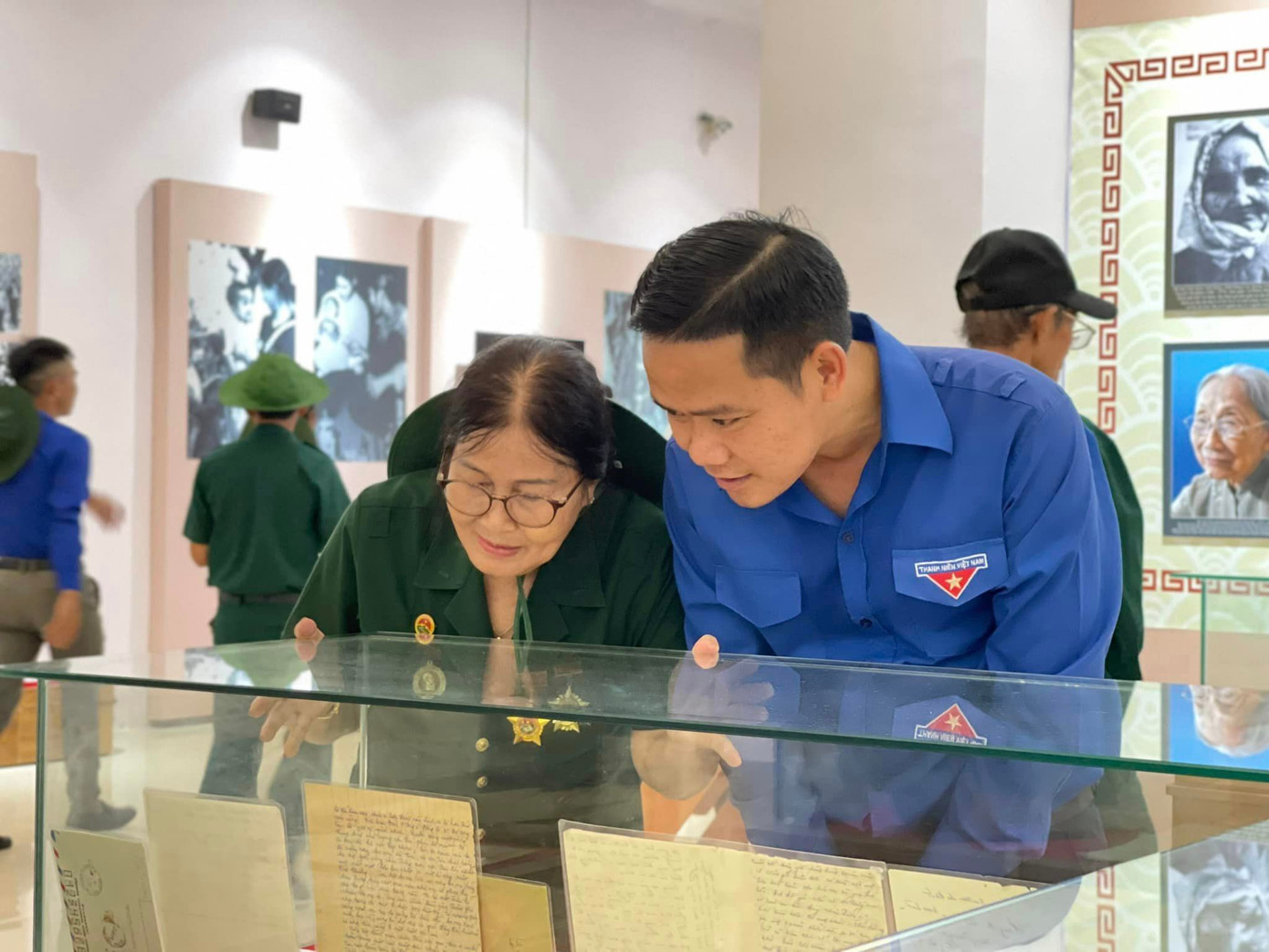 Ôn lại lịch sử hào hùng của dân tộc qua những kỷ vật chiến tranh. Ôn lại lịch sử hào hùng của dân tộc qua những kỷ vật chiến tranh.