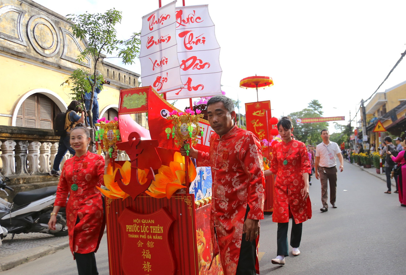 Ngoài ra, lễ hội cũng cầu mong sự thịnh vượng trong năm mới. Ngoài ra, lễ hội cũng cầu mong sự thịnh vượng trong năm mới.