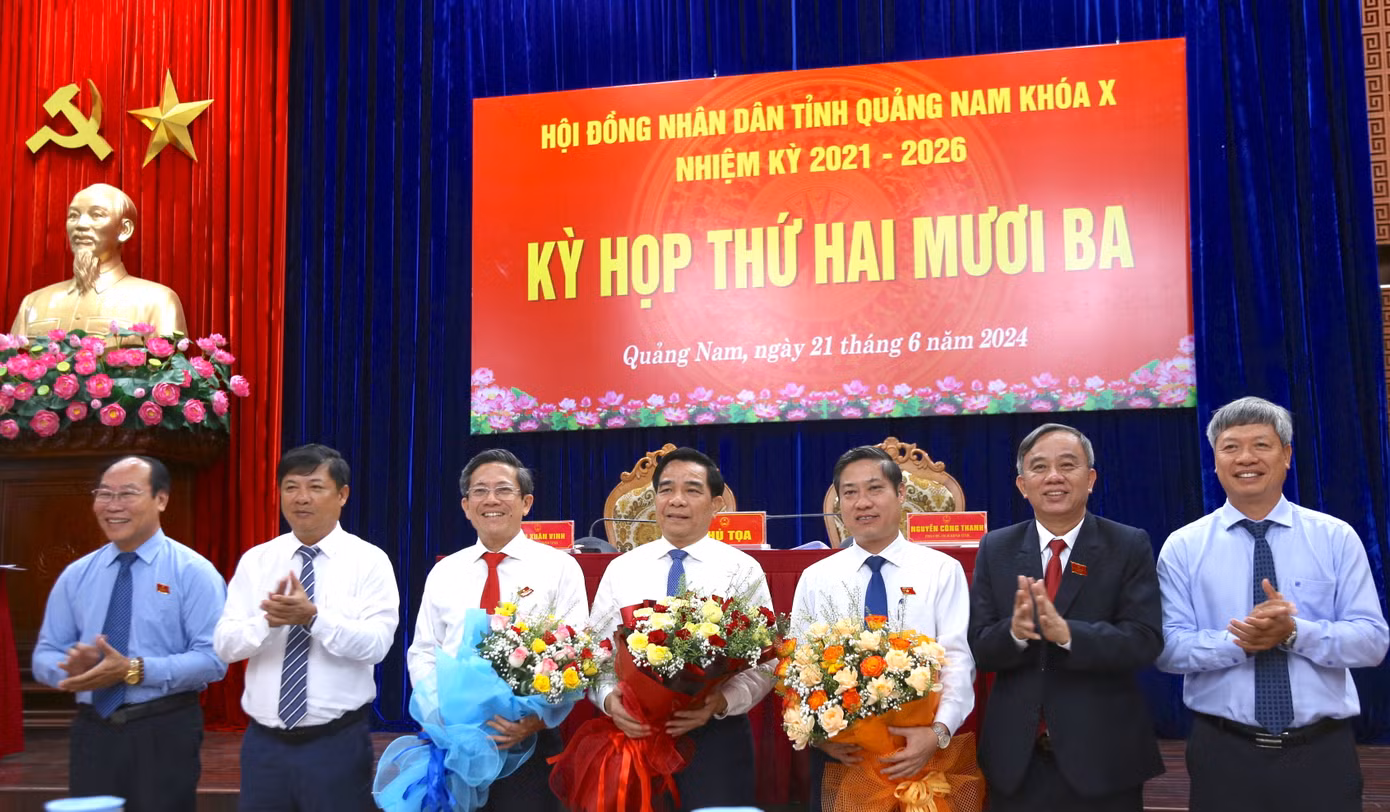 Ông Trần Nam Hưng (thứ ba từ trái sang) và ông Phan Thái Bình (thừ năm từ trái sang). Ảnh: Hoài Văn