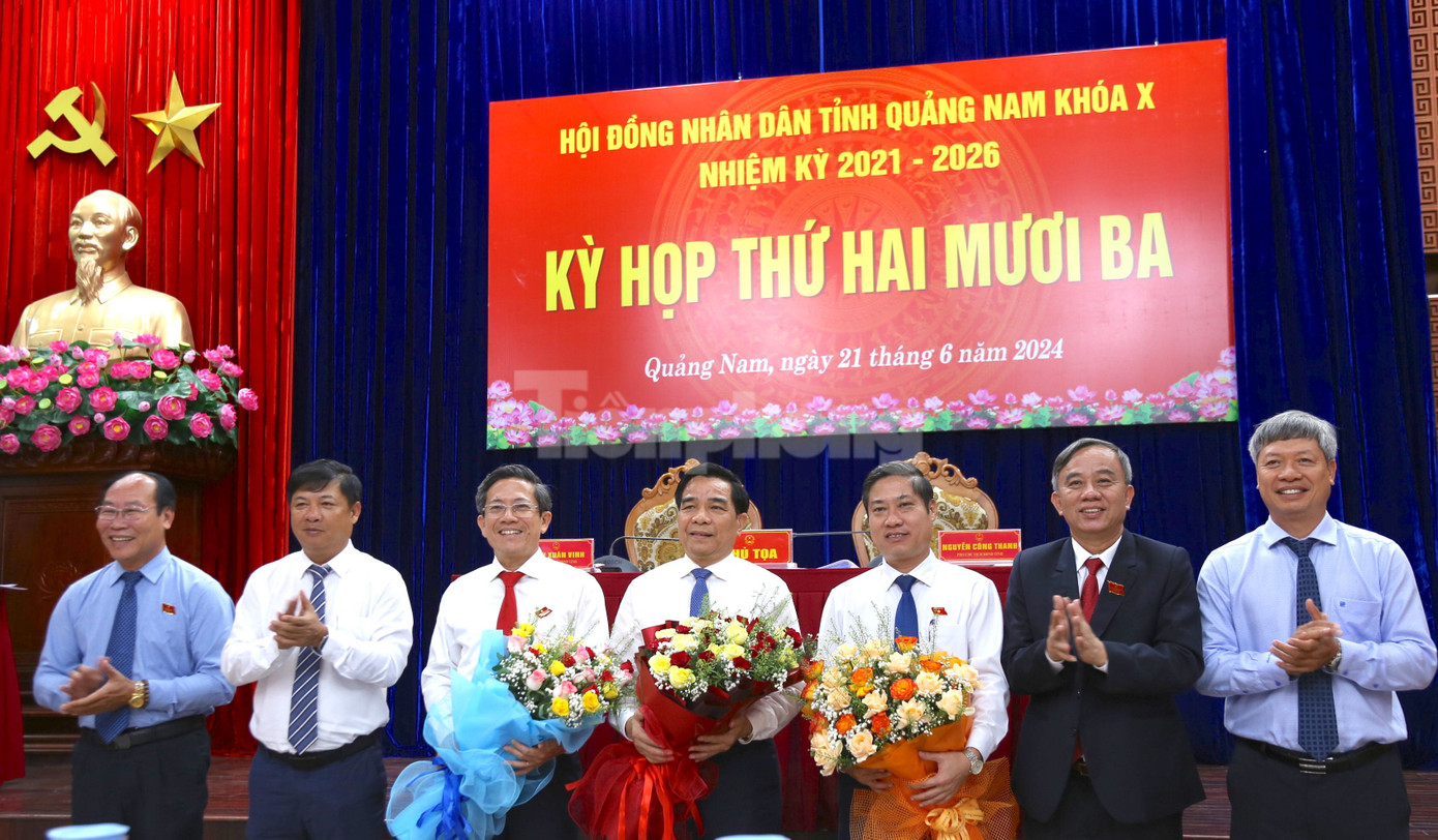 Tân Chủ tịch và hai Phó Chủ tịch UBND tỉnh Quảng Nam nhận hoa chúc mừng. Tân Chủ tịch và hai Phó Chủ tịch UBND tỉnh Quảng Nam nhận hoa chúc mừng.