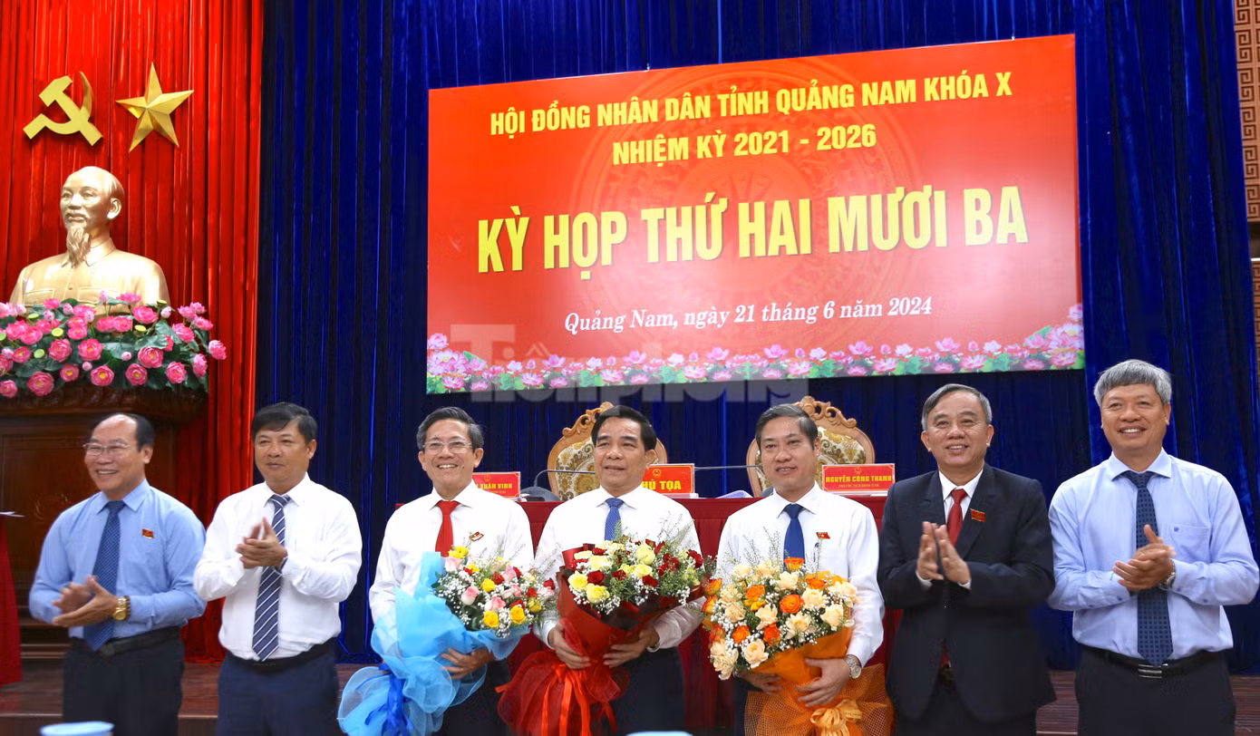 Ông Trần Nam Hưng (thứ 3 từ trái sang) và ông Phan Thái Bình (thứ 5 từ trái sang) . Ảnh: Hoài Văn