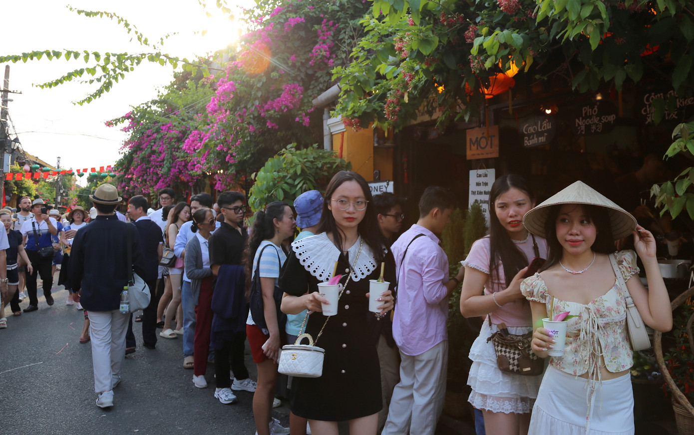 Sắc hoa tô điểm thêm vẻ đẹp lãng mạn của phố cổ. Ảnh: Hoài Văn Sắc hoa tô điểm thêm vẻ đẹp lãng mạn của phố cổ. Ảnh: Hoài Văn