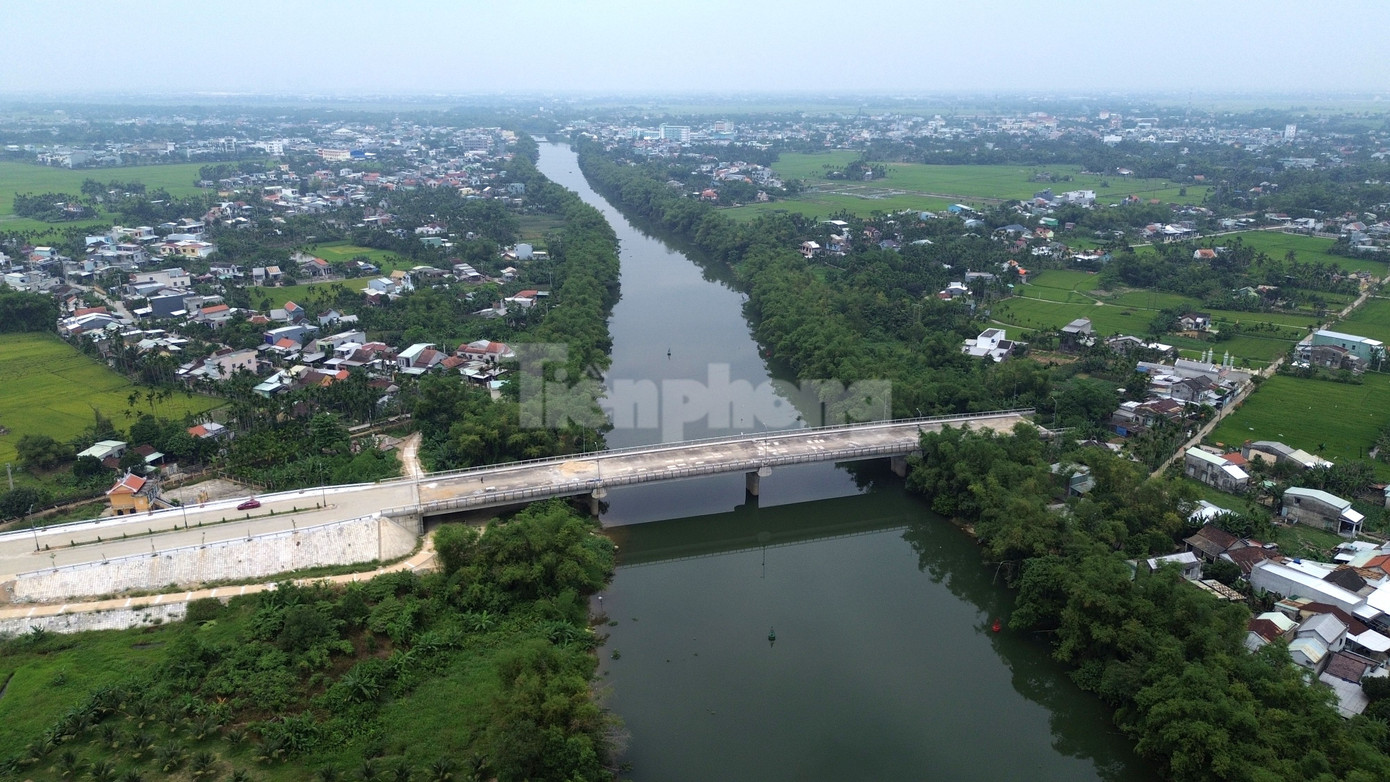 Năm 2017 UBND tỉnh Quảng Nam có quyết định phê duyệt dự án đầu tư xây dựng công trình Cầu và đường dẫn vào đường ĐH14.ĐB (giai đoạn 1) nối đường ĐT609 từ xã Điện An đến xã Điện Minh, thị xã Điện Bàn, tỉnh Quảng Nam. Ảnh: Hoài Văn