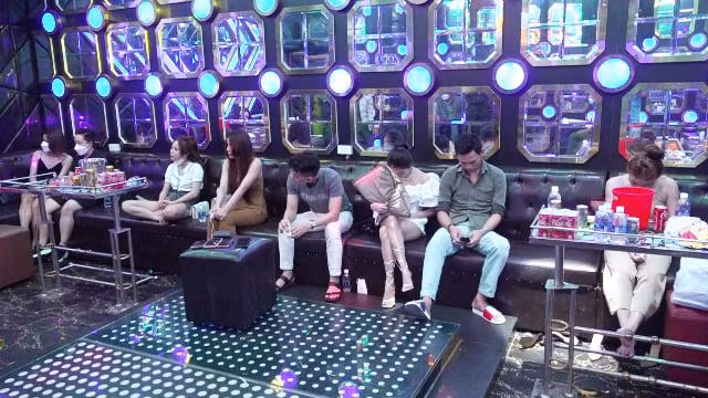 Nhóm "nam thanh nữ tú" tụ tập chơi ma tuý trong quán karaoke. Ảnh CA Nhóm "nam thanh nữ tú" tụ tập chơi ma tuý trong quán karaoke. Ảnh CA