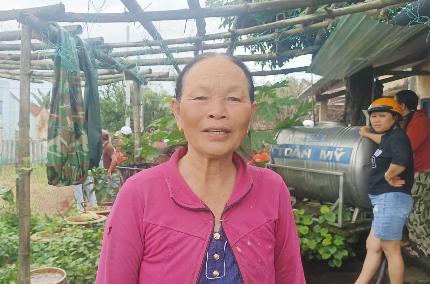 Bà Nguyễn Thị Tạo, nhân chứng kể lại vụ máy bay rơi.