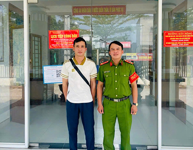 Anh Cao Xuân Khánh đến công an trình báo sau khi tài khoản cá nhân bất ngờ nhận được số tiền 450 triệu đồng. Ảnh CA Anh Cao Xuân Khánh đến công an trình báo sau khi tài khoản cá nhân bất ngờ nhận được số tiền 450 triệu đồng. Ảnh CA