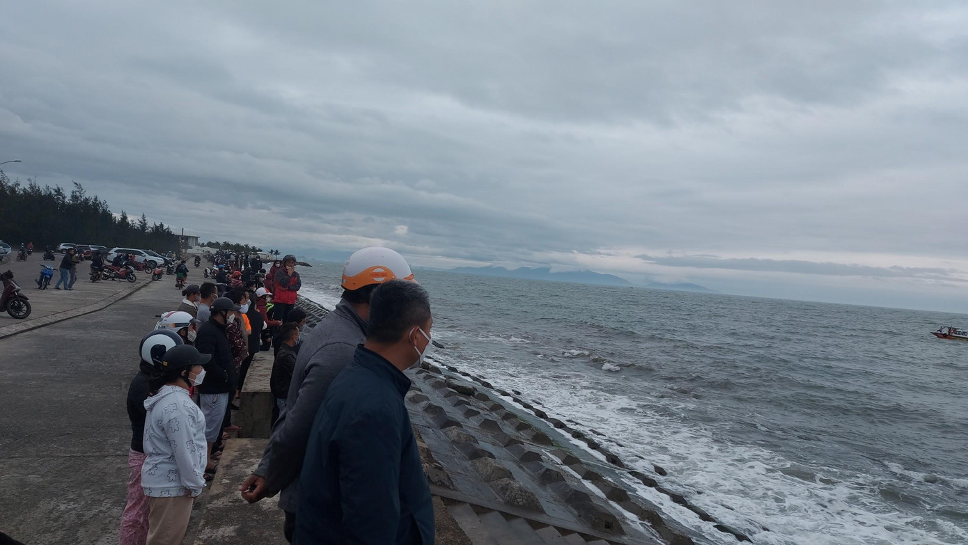 Người dân theo dõi vụ việc. Người dân theo dõi vụ việc.