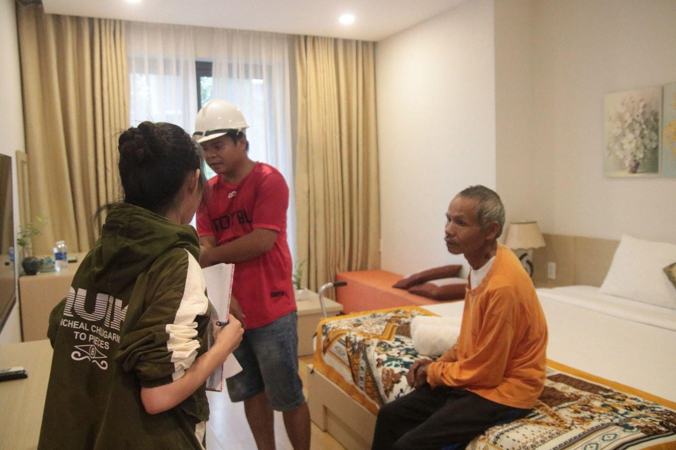 Anh Nguyễn Trí Minh - người đứng ra huy động đội xe tình nguyện cho hay đã vận chuyển khoảng 300 người dân đến tá túc ở các khách sạn, villa. Đội xe vốn hoạt động trong lĩnh vực vận chuyển khách du lịch đã kết nối với các chủ khách sạn, villa. Tổng cộng, 10 cơ sở lưu trú trên địa bàn thành phố sẵn sàng mở cửa, đón bà con địa phương đến lưu trú.