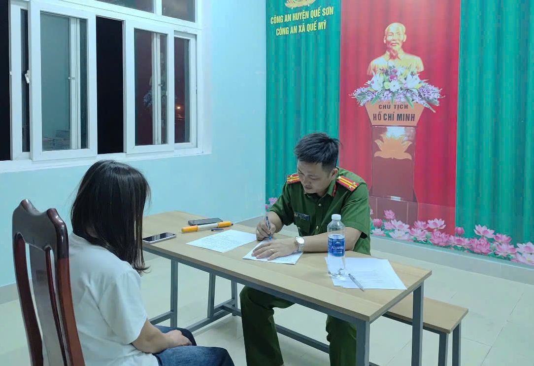 Công an làm việc với bà N.N.U.L. Ảnh CA Công an làm việc với bà N.N.U.L. Ảnh CA