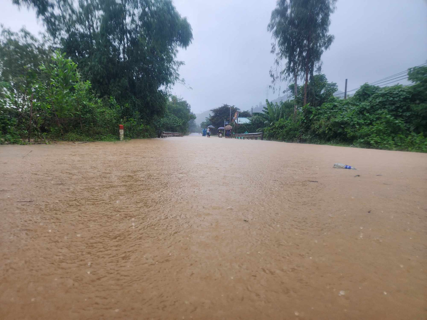 Nhiều nơi ngập sâu. Nhiều nơi ngập sâu.