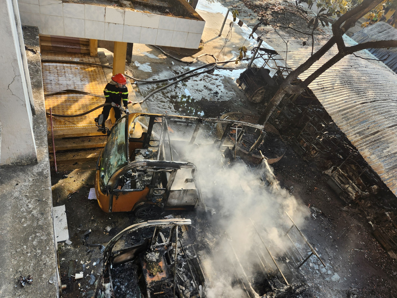 4 xe chữa cháy cùng hàng chục lính cứu hỏa được điều đến hiện trường để dập lửa. 4 xe chữa cháy cùng hàng chục lính cứu hỏa được điều đến hiện trường để dập lửa.