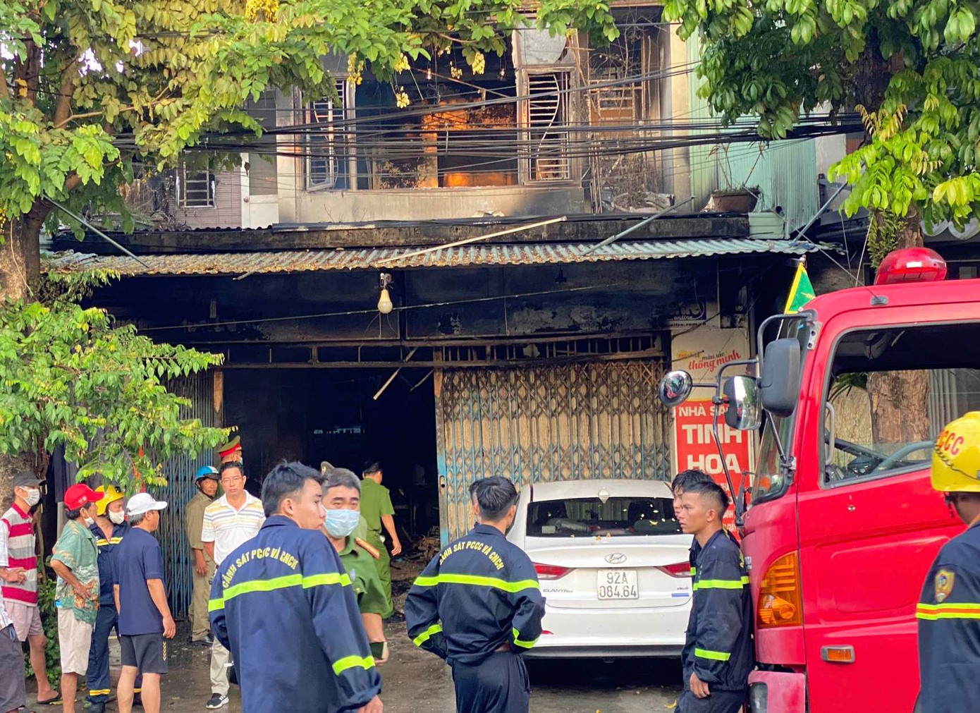 Công an bảo vệ hiện trường, điều tra nguyên nhân vụ cháy. Công an bảo vệ hiện trường, điều tra nguyên nhân vụ cháy.