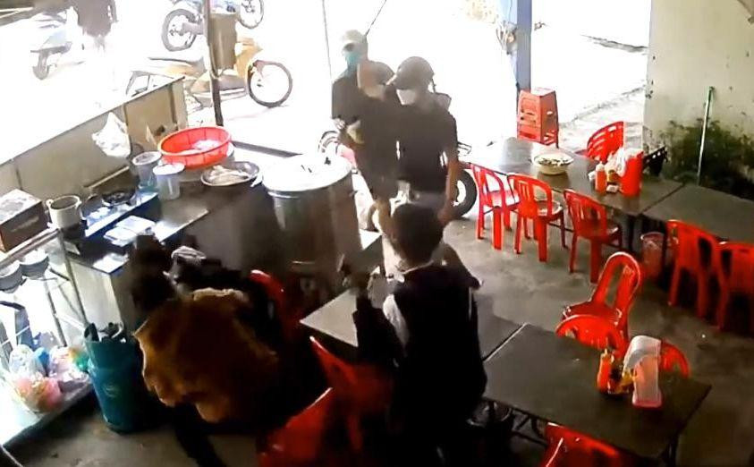 Nhóm thanh niên dùng gậy sắt đánh tới tấp 2 em học sinh ở xã Bình Đào, huyện Thăng Bình, Quảng Nam. Ảnh cắt từ clip.