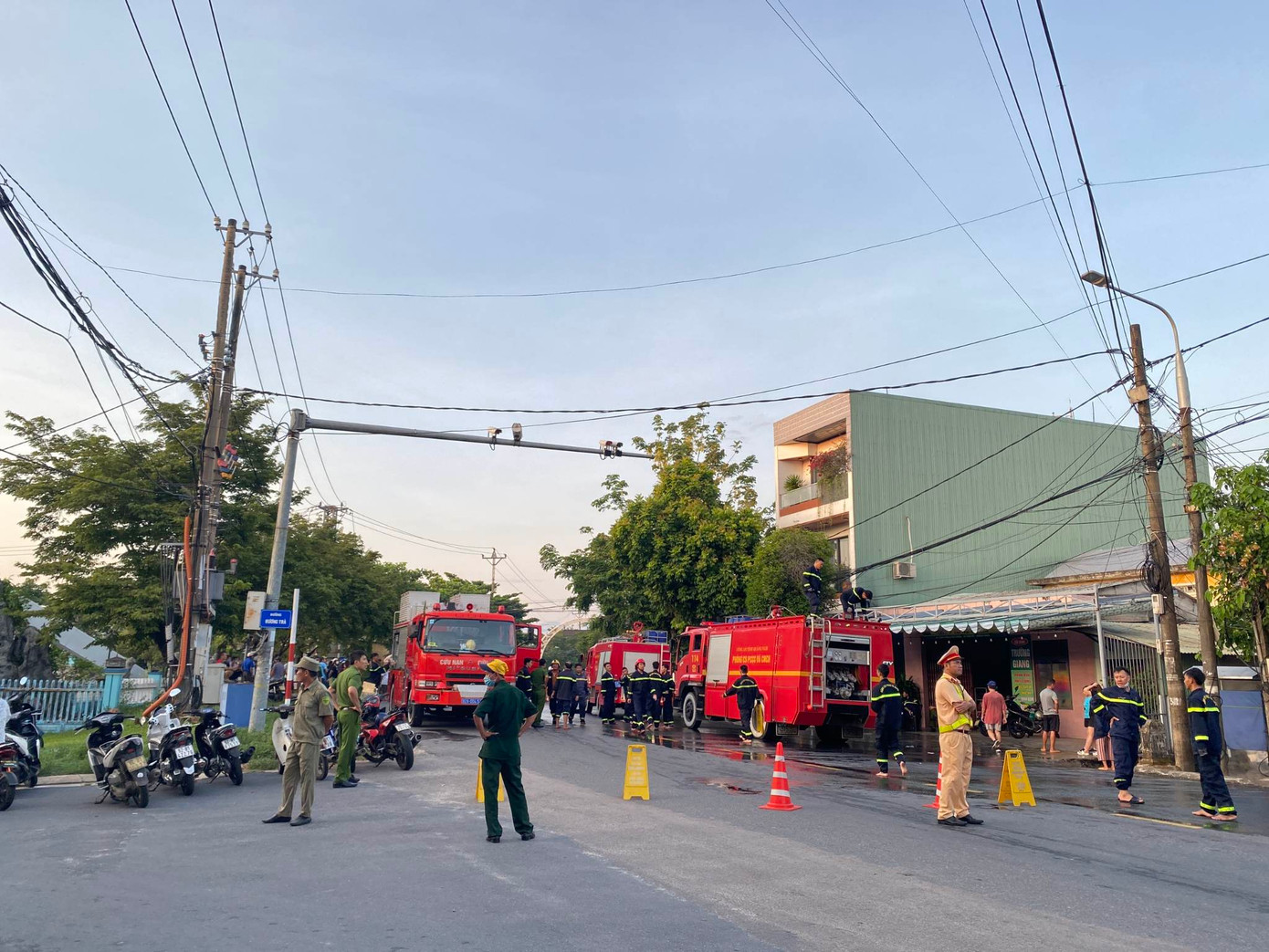 Công an bảo vệ hiện trường, điều tra nguyên nhân vụ cháy. Công an bảo vệ hiện trường, điều tra nguyên nhân vụ cháy.