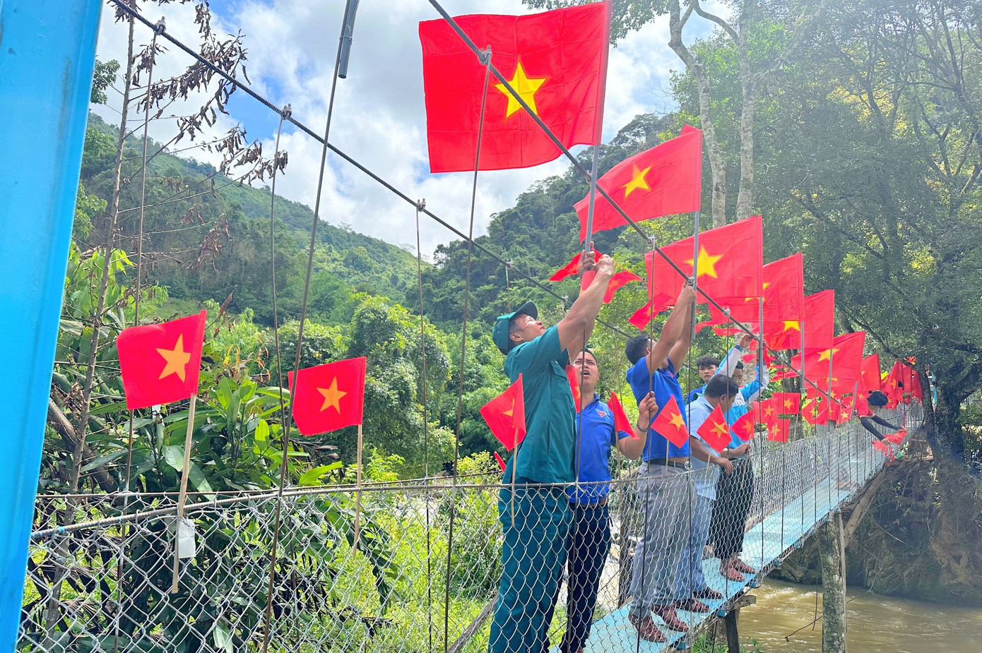 Sáng 2/9, Huyện Đoàn Thăng Bình phối hợp với Huyện Đoàn Tây Giang và Nhóm thiện nguyện Phan Đức tổ chức lễ khánh thành cầu treo dân sinh số 2 tại thôn Pứt, xã Gary, huyện Tây Giang (Quảng Nam). Sáng 2/9, Huyện Đoàn Thăng Bình phối hợp với Huyện Đoàn Tây Giang và Nhóm thiện nguyện Phan Đức tổ chức lễ khánh thành cầu treo dân sinh số 2 tại thôn Pứt, xã Gary, huyện Tây Giang (Quảng Nam).