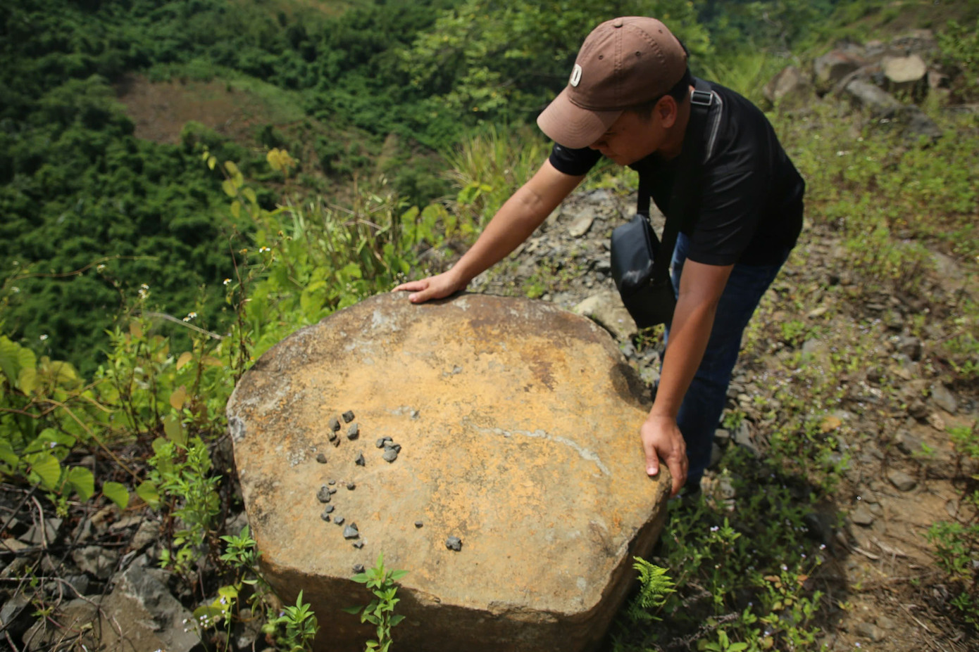 Đá được sắp đặt tương đồng từng khối và màu sắc. Mặt cắt các trụ đá có tiết diện hình tứ giác, lục giác hoặc tròn.