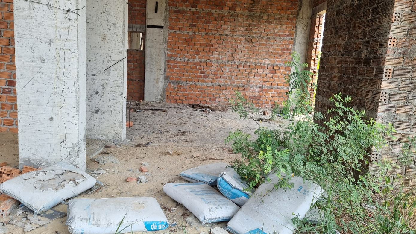 Ba tòa nhà xây dựng dang dở, bên trong nhiều hạng mục để lâu hư hỏng, hoen gỉ, rêu mốc, cây cỏ mọc um tùm.