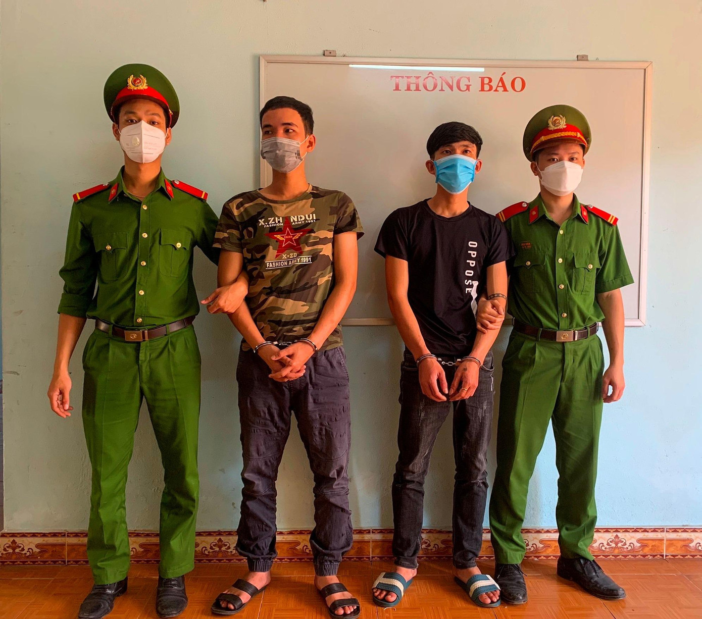 Mai Văn Huy và Thuỷ Thành Truyền tại cơ quan công an. Ảnh: Công an cung cấp.