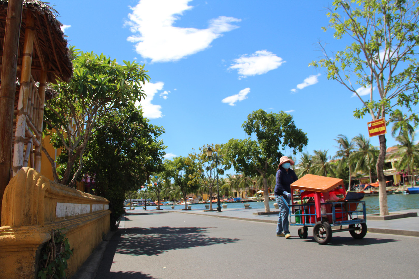 Dịch COVID-19 kéo dài khiến người dân phố cổ chật vật vì mưu sinh