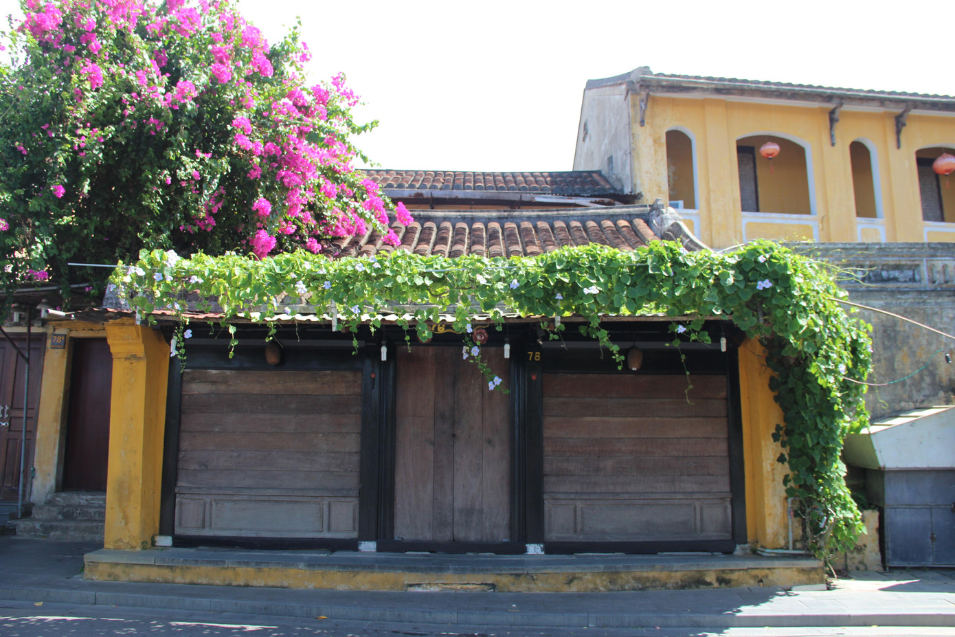 Những ngôi nhà cổ cửa đóng then cài.